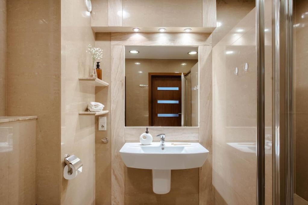 Wygodny Apartament Przy Dworcu Красков Екстериор снимка